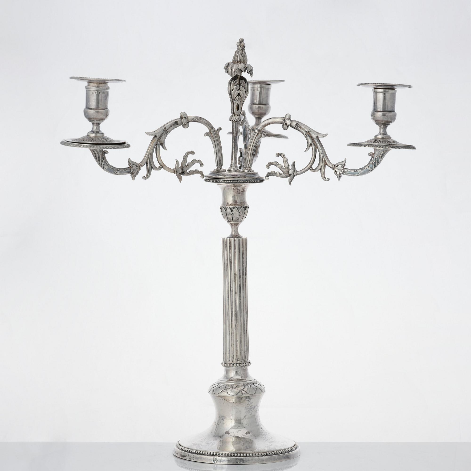 Anders Isleben, kandelabrar för tre ljus, ett par, silver, Norrköping 1793. Gustavianska.