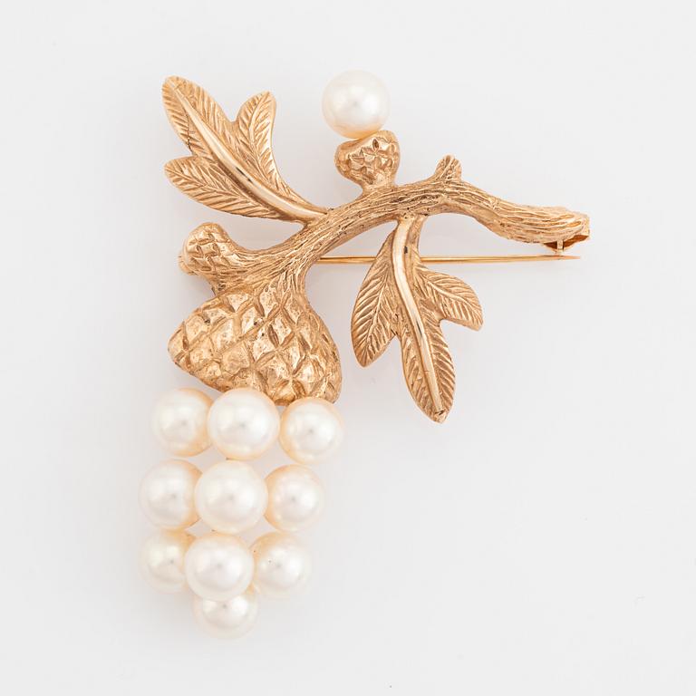 Brosch, 14K guld med japanska saltvattenspärlor.