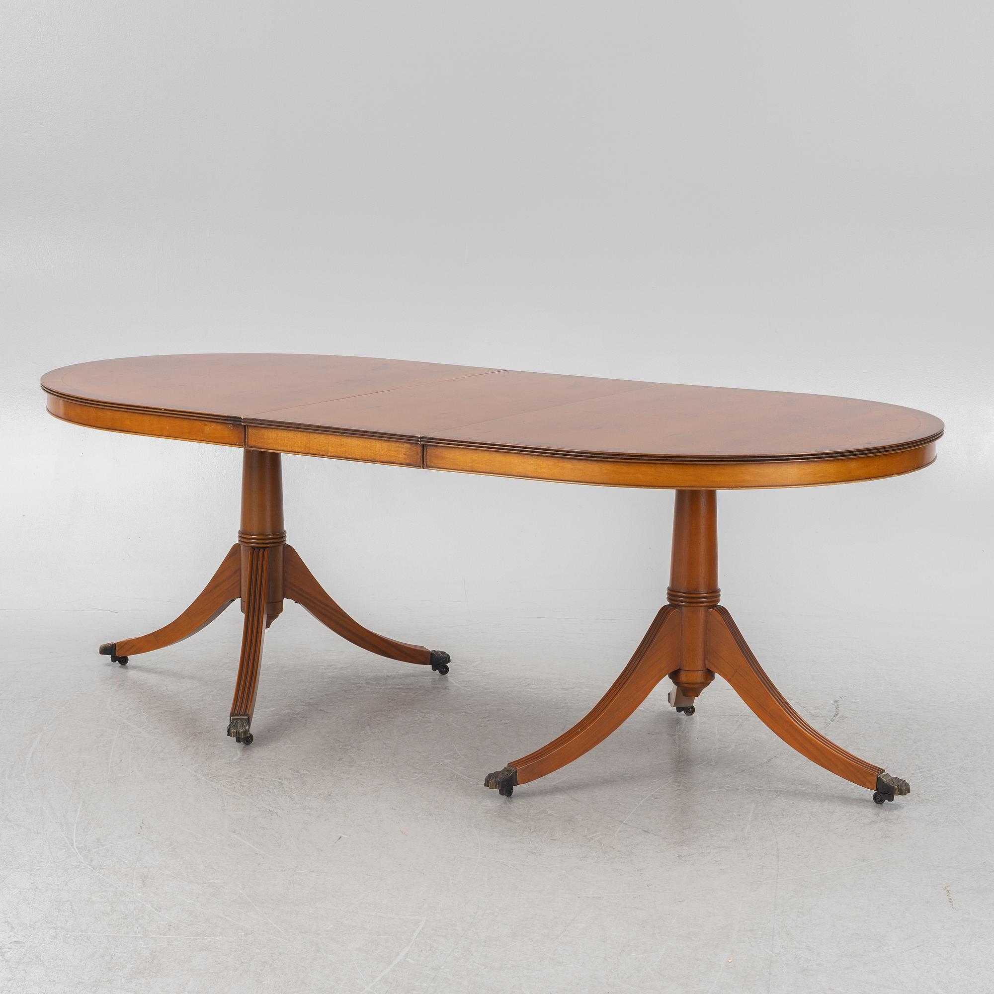 Dining table, English, in the style of George III, second half of the 19th century.