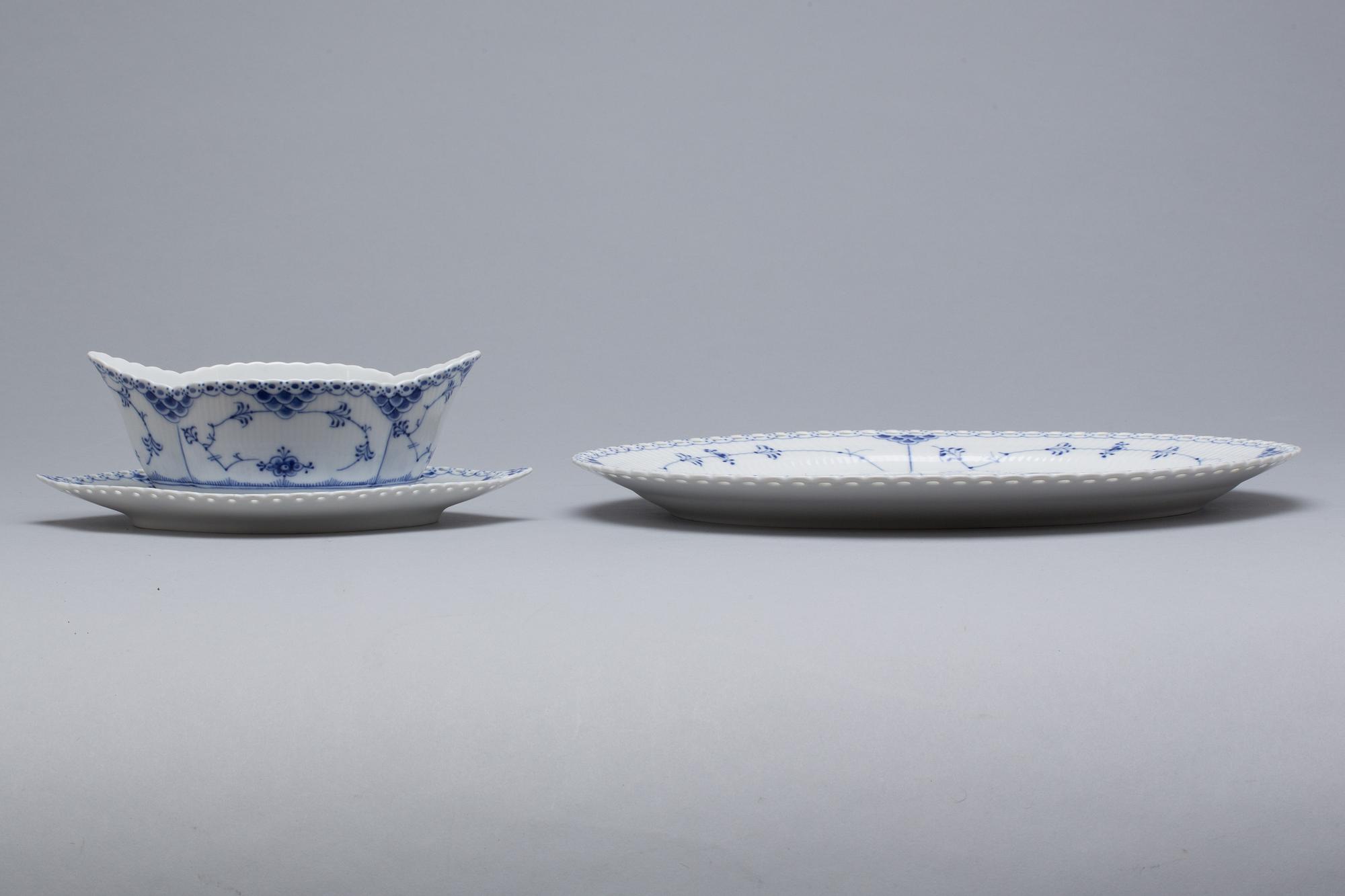 SERVIS, ca 65 delar. Musselmalet. Royal Copenhagen, Danmark.