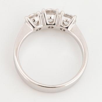 RING, trestensring med briljantslipade diamanter.