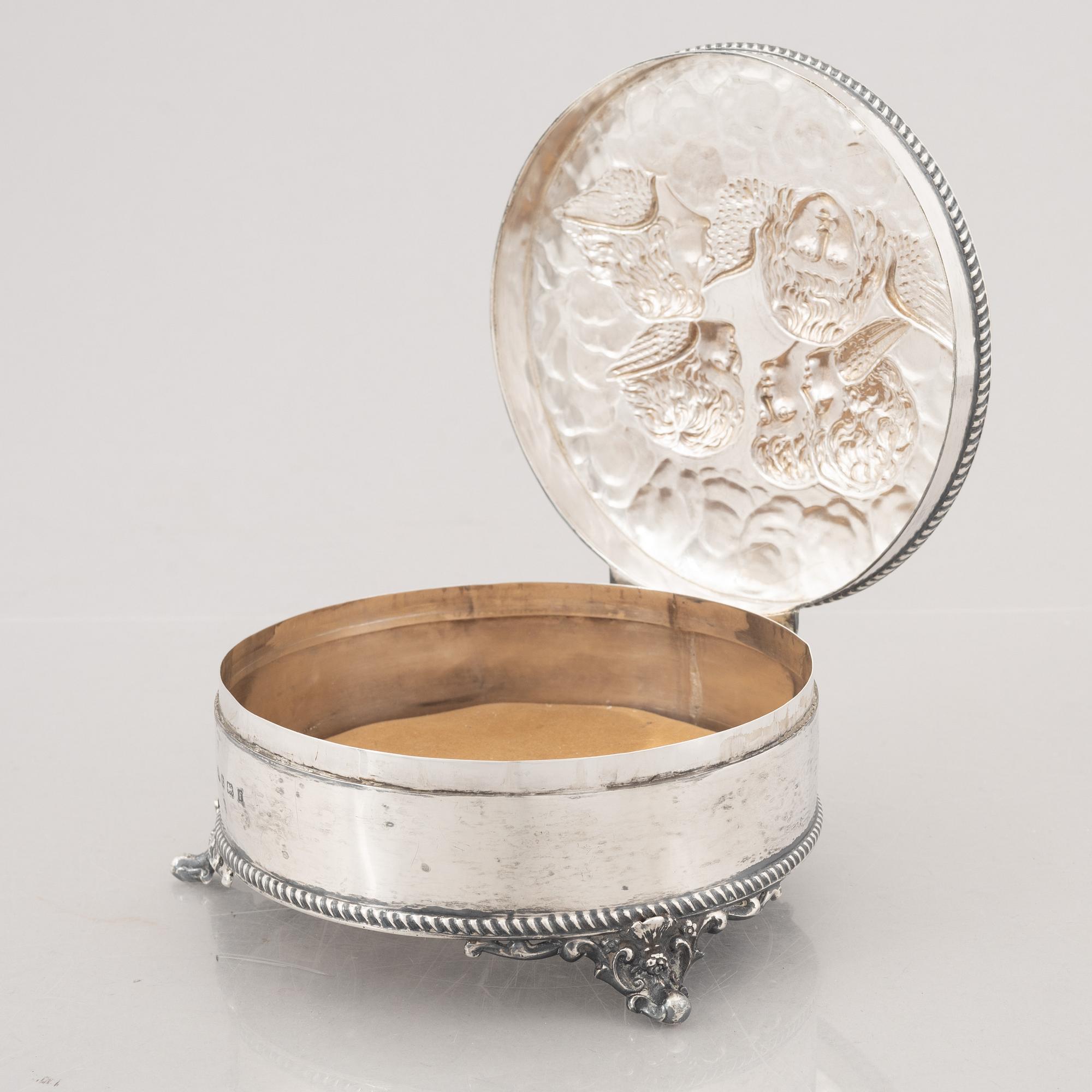 An English Silver Box, mark of William Aitken, Birmingham 1905.