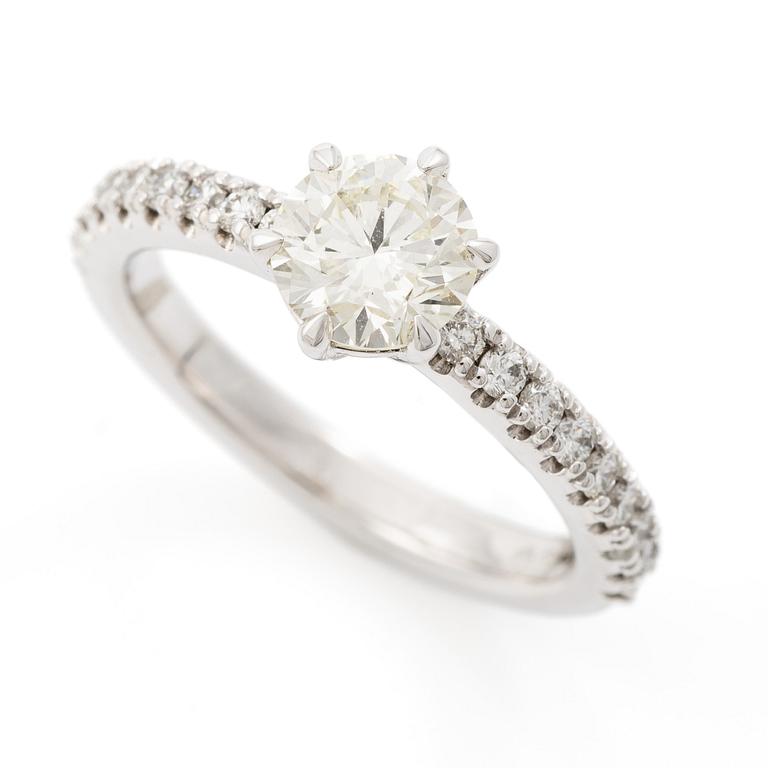 Ring 14K white gold set with brilliant-cut diamonds, accompanied by IGI report.