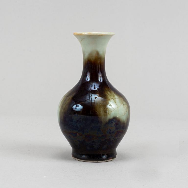 A glazed vase, Qing dynasty.