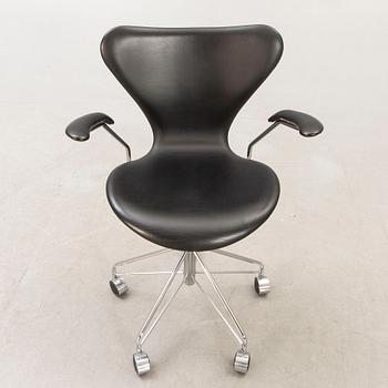 Arne Jacobsen, skrivbordsstol "Sjuan" för Fritz Hansen 2010.