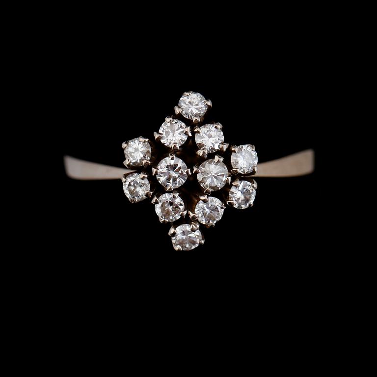 RING, 18K vitguld, briljantslipade diamanter tot ca 0.50 ct, ALP Stockholm 1976.