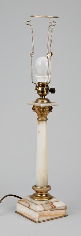 BORDSLAMPA, marmor, omkring sekelskiftet 1800/1900.