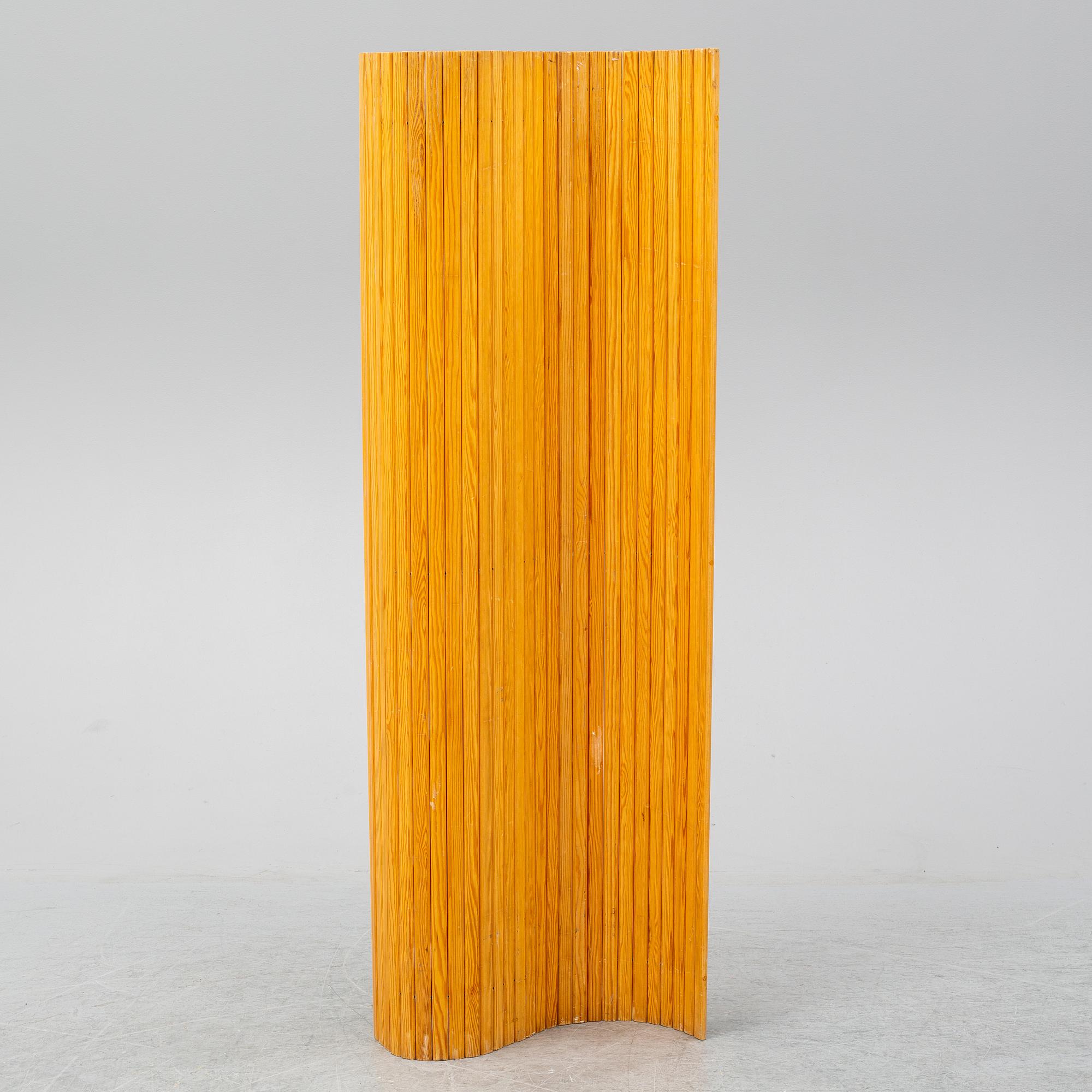ALVAR AALTO, A pinewood screen, for Artek, Finland. Late 20th century.