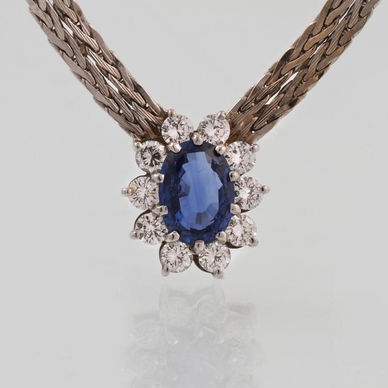 COLLIER, 18K vitguld med ovalslipad blå safir samt 10 briljantslipade diamanter ca 0.50 ct, importstämplat. Vikt 19,1 g.