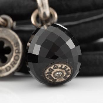 Charlotte Lynggaard, Ole Lynggaard, lädderrem med berlock, "Sweet drops", silver med liten briljantslipad diamanter.