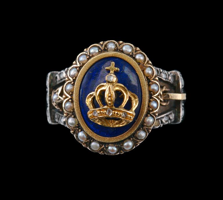 RING, ruusuhiontaisia timantteja, itämaisia helmiä, emalia, 18 K kultaa. Englanti 1800-luvun loppu. Paino 8 g.