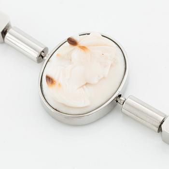 Gaudy collier odlade Söderhavspärlor, ett armband i platina samt två lås.