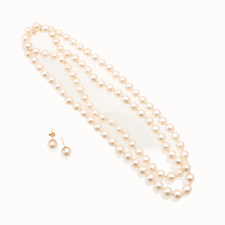 Necklace of cultured pearls and a pair of cultured pearl earrings with 18K gold settings.