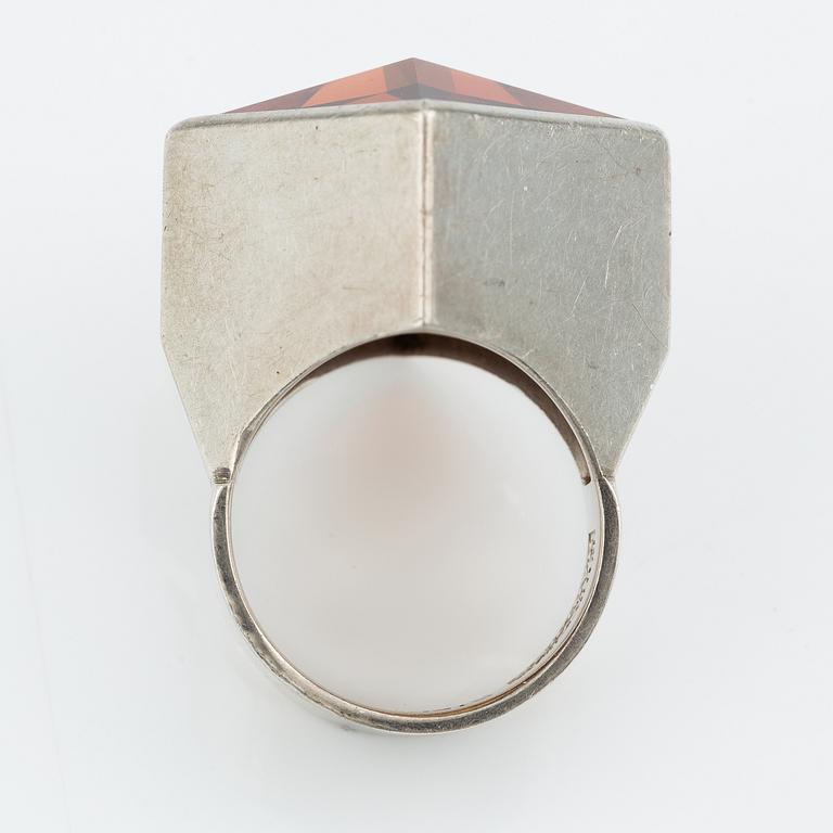 Birger Haglund, Ring sterlingsilver med en syntetisk safir.