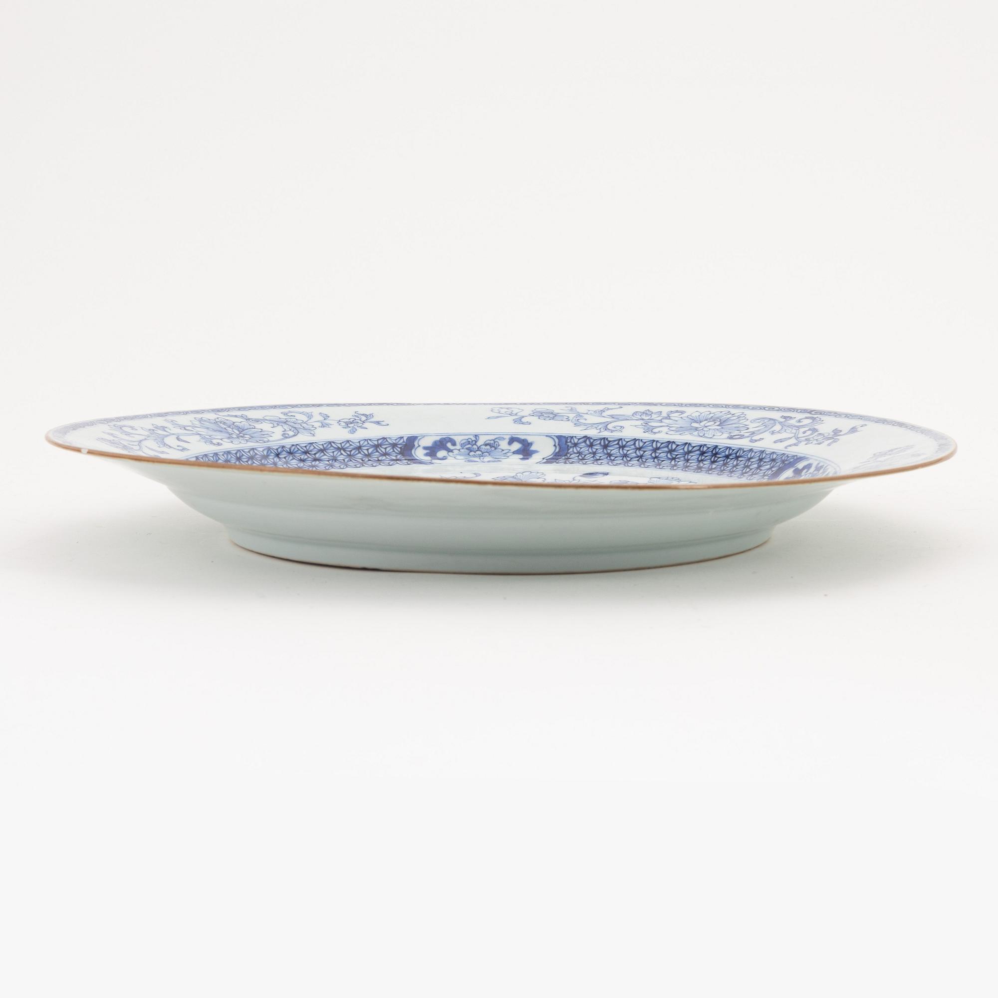 A blue and white serving dish, Qing dynasty, Qianlong (1736-95).