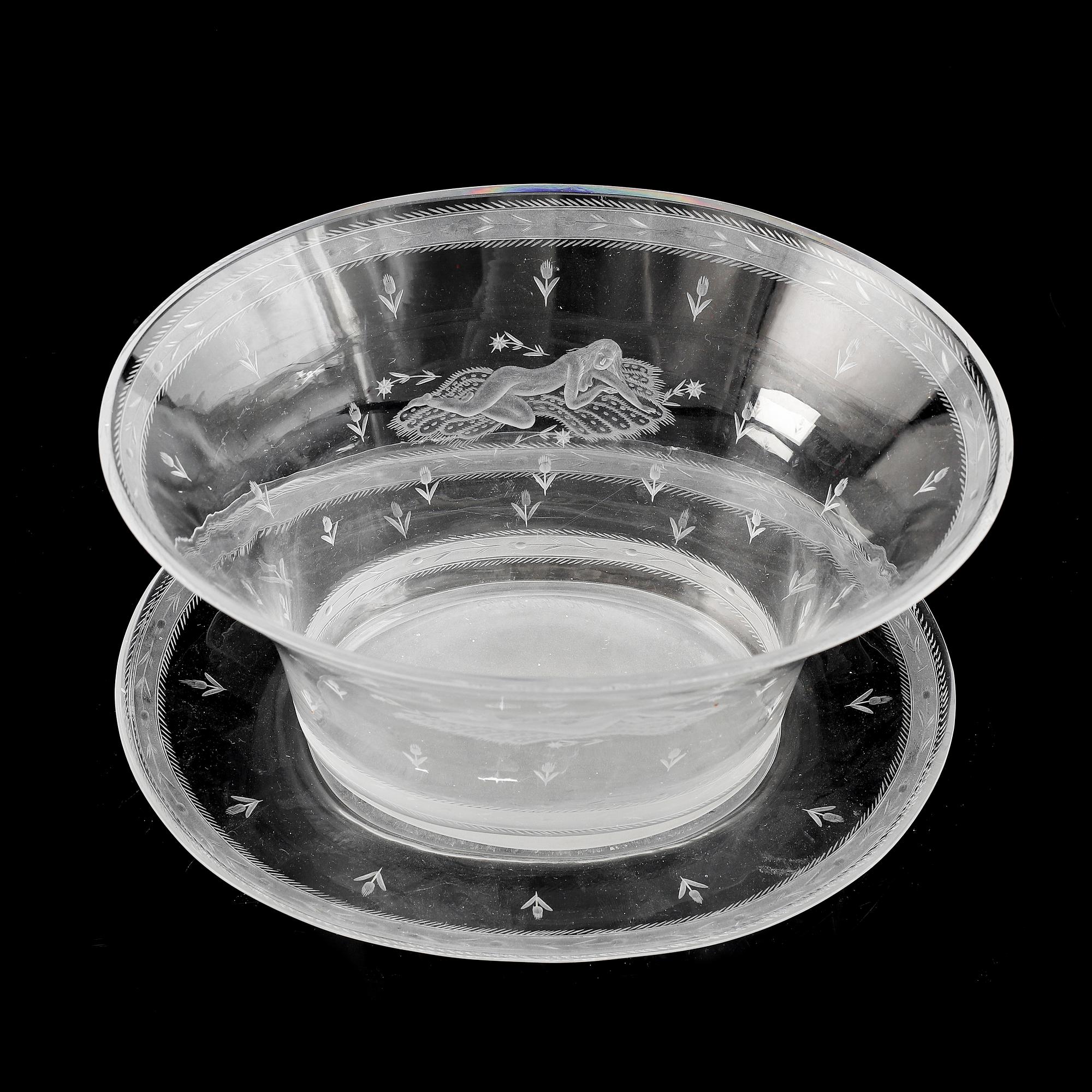 Edward Hald, An engraved Orrefors glass bowl with stand, first half of 20th Century.