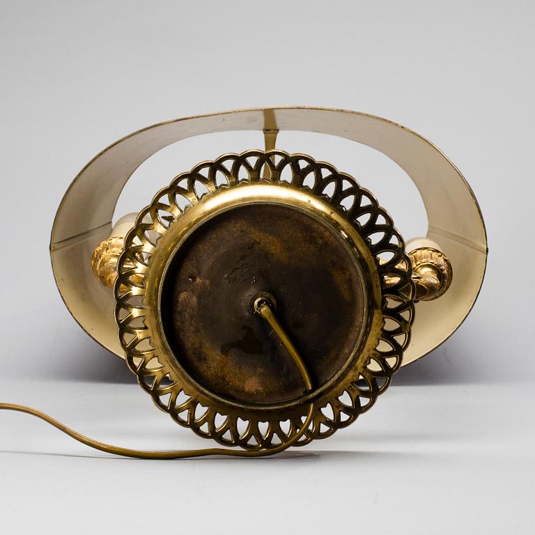 BOUILLOTTELAMPA, empirestil, förgylld brons och lackerad plåt, 1900-talets första hälft.