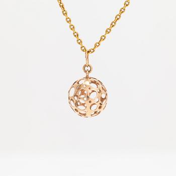 Liisa Vitali, pendant, "Leppäkerttu", 14K gold, Kultakeskus, Hämeenlinna. Chain in 22K gold.