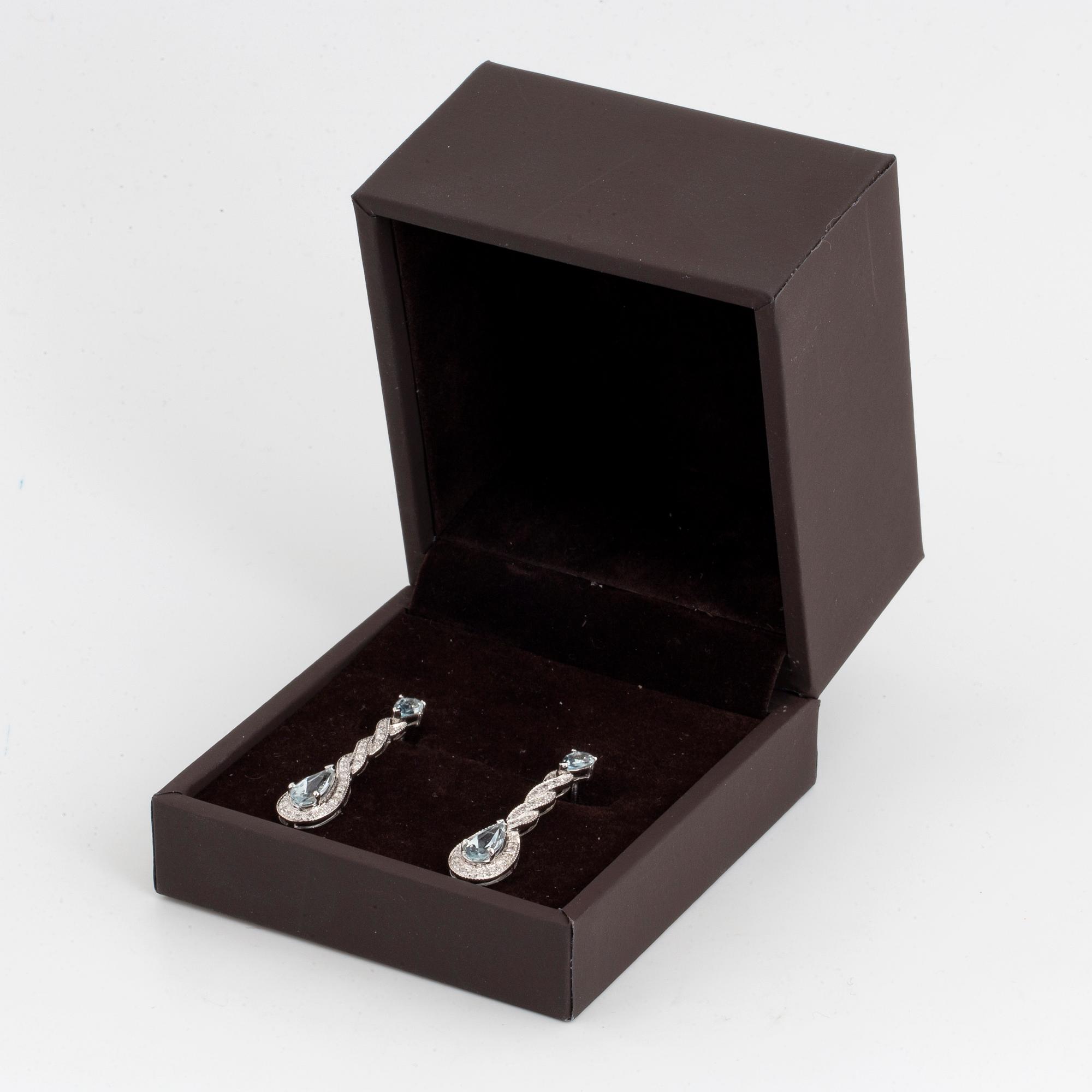 ÖRHÄNGEN, med droppformade akvamariner och åttkantslipade diamanter.