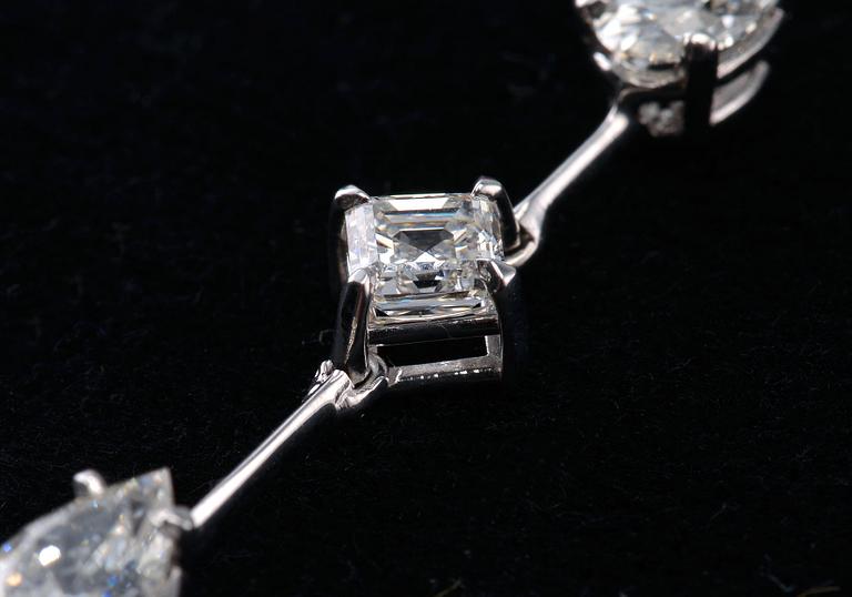 A PENDANT, heart-, princess-, oval- and drop cut diamonds c. 2.84 ct. H-G/vs. 18K white gold. Weight 5,5 g.