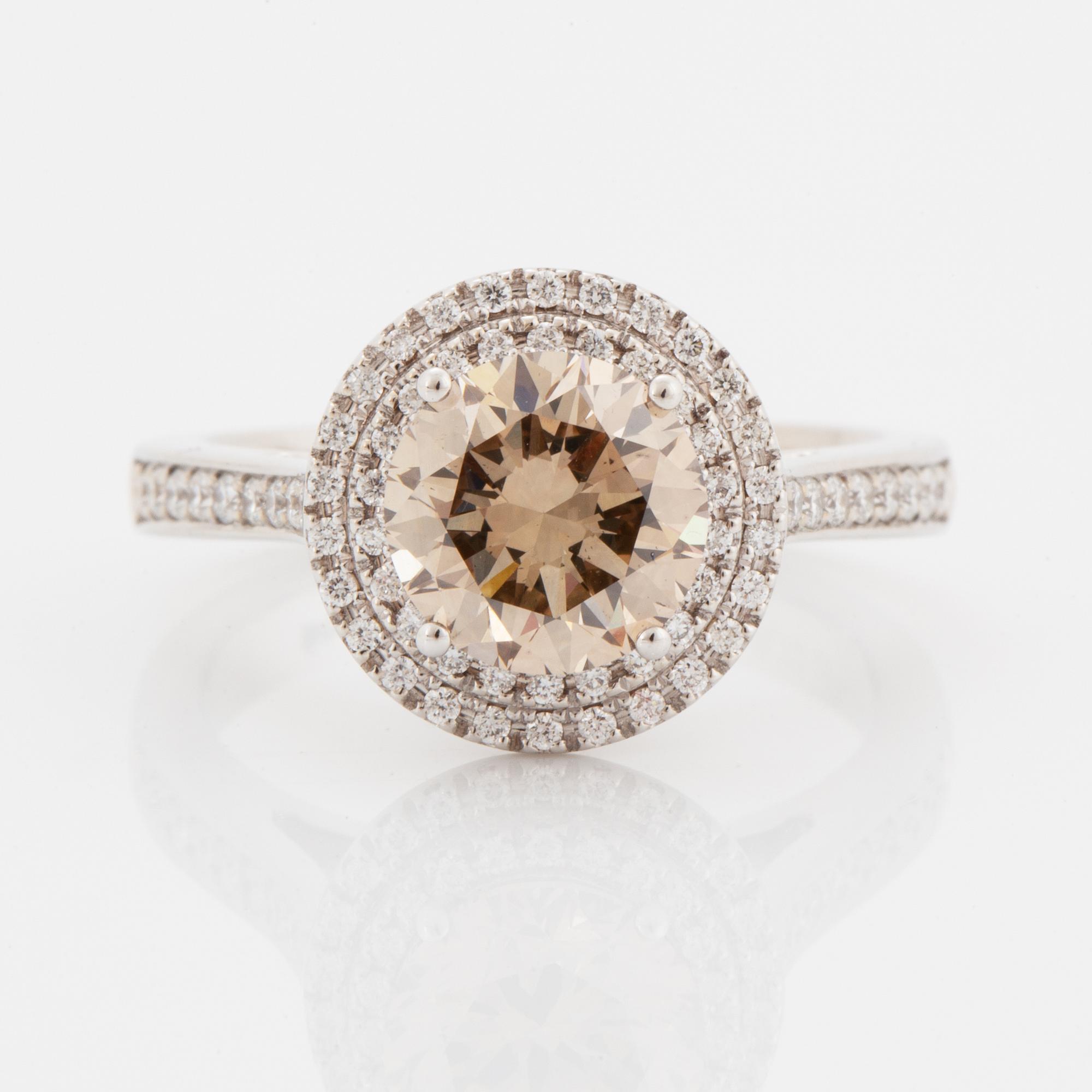2,10 ct brilliant-cut natural fancy light-brown diamond ring, with IGI certificate.