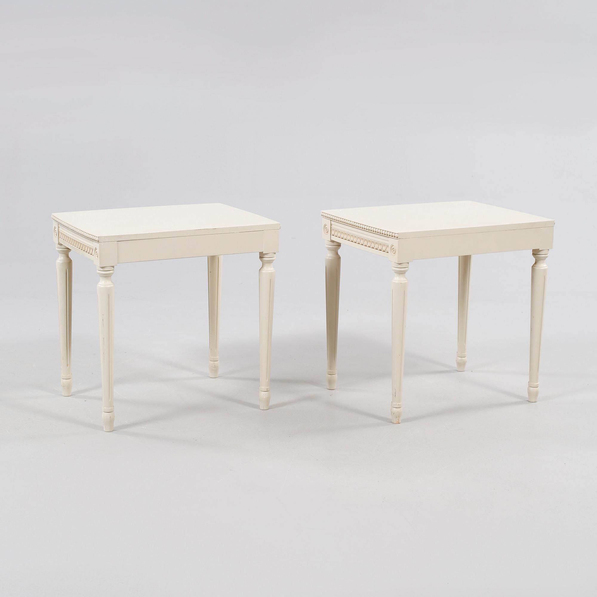 SÄNGBORD, ett par, gustaviansk stil, 1900-talets andra hälft.