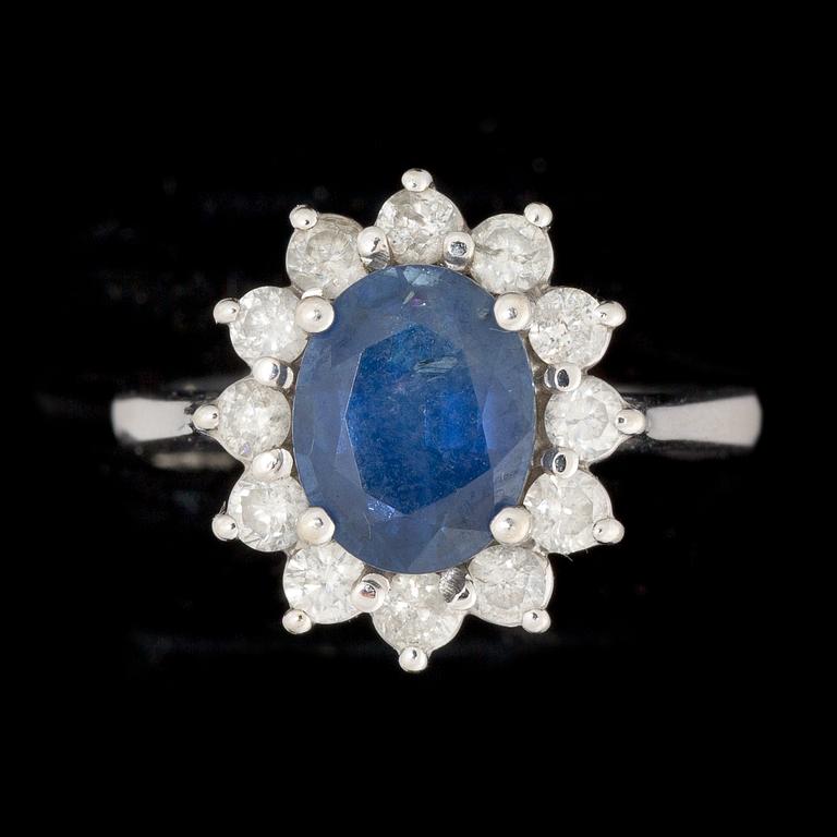 RING, 14k vitguld, safir, gammalslipade diamanter, ca 0.60ct. Vikt ca 4g.