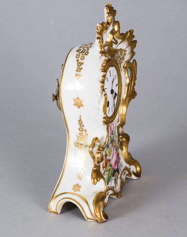 BORDSPENDYL, porslin, nyrokoko, 1800-tal.