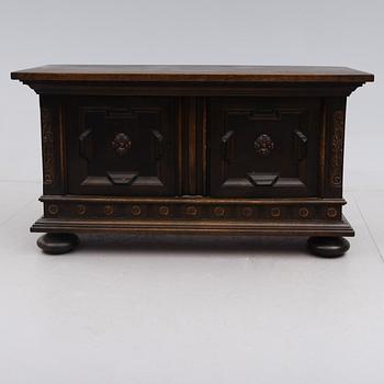 SERVERINGSSKÅP, barockstil, 1900-talets första hälft.