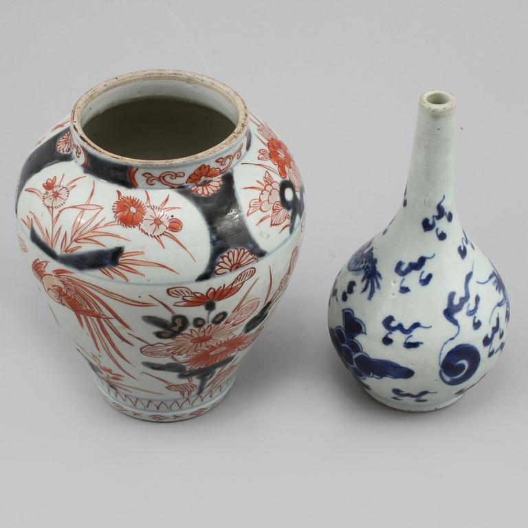 VATTENDROPPARE samt URNA, porslin, Kina, 1800-tal.