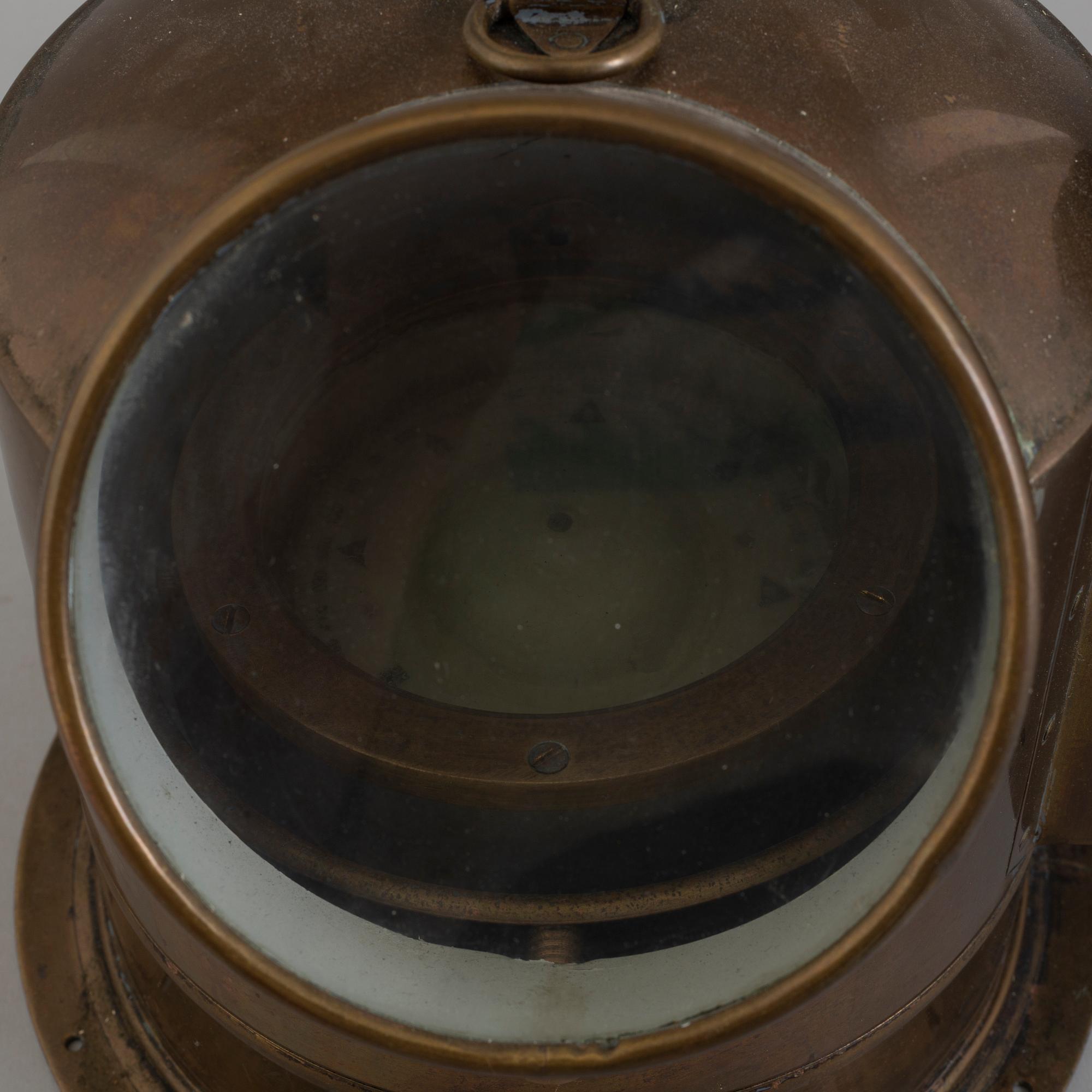 NAKTERHUS i mässing med gyroupphängd kompass, troligen 1900-talets början.