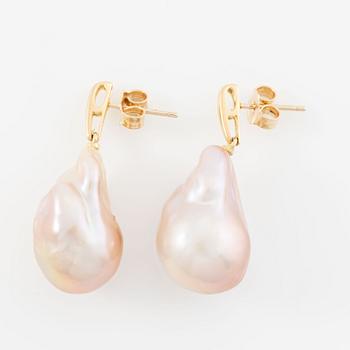 A pair of earrings in 18K gold with cultured freshwater pearls.