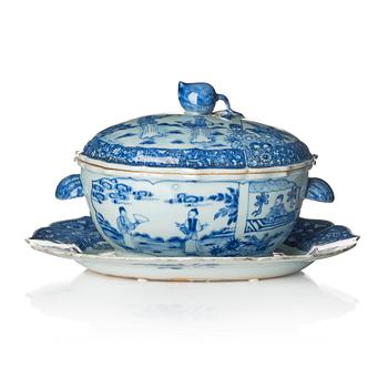 1331. A blue and white tureen with cover and stand, Qing dynasty, Qianlong (1736-95).