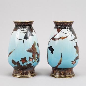 A pair of Japanse cloisonné vases, Meiji period (1862-1912).
