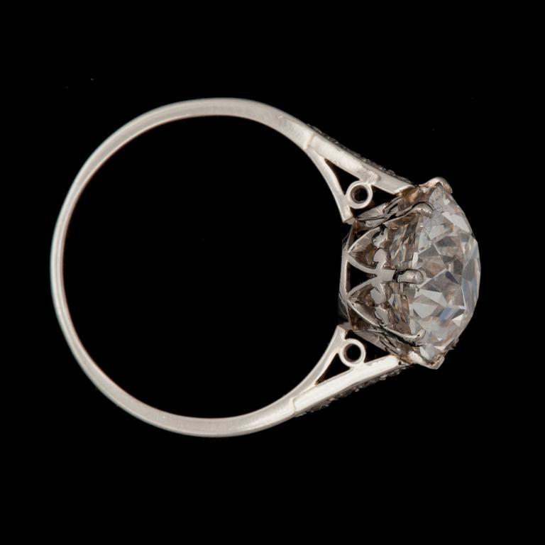 A old cut diamond, circa 4.05 cts H/VVS2, and brilliant-cut diamonds, total carat weight 0.08 ct, ring.