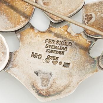 Två broscher, silver och stenar.