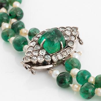 An emerald and pearl necklace with a silver clasp with a cabochon-cut emerald and old-cut diamonds.