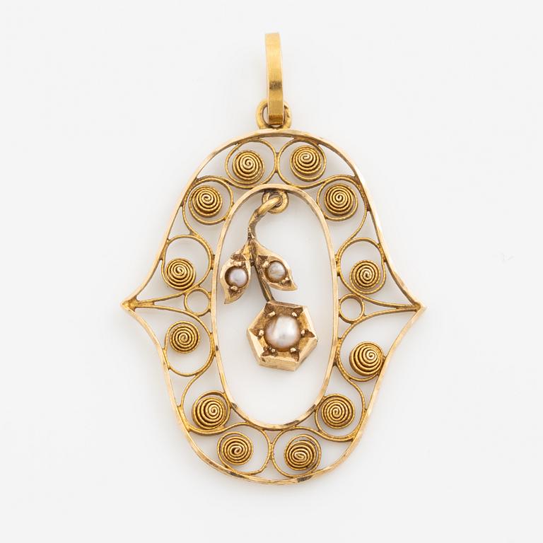 Pendant 18K gold filigree with pearls.