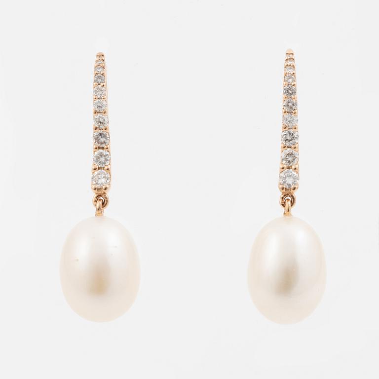 Earrings 18K rose gold with cultured pearls and brilliant-cut diamonds.