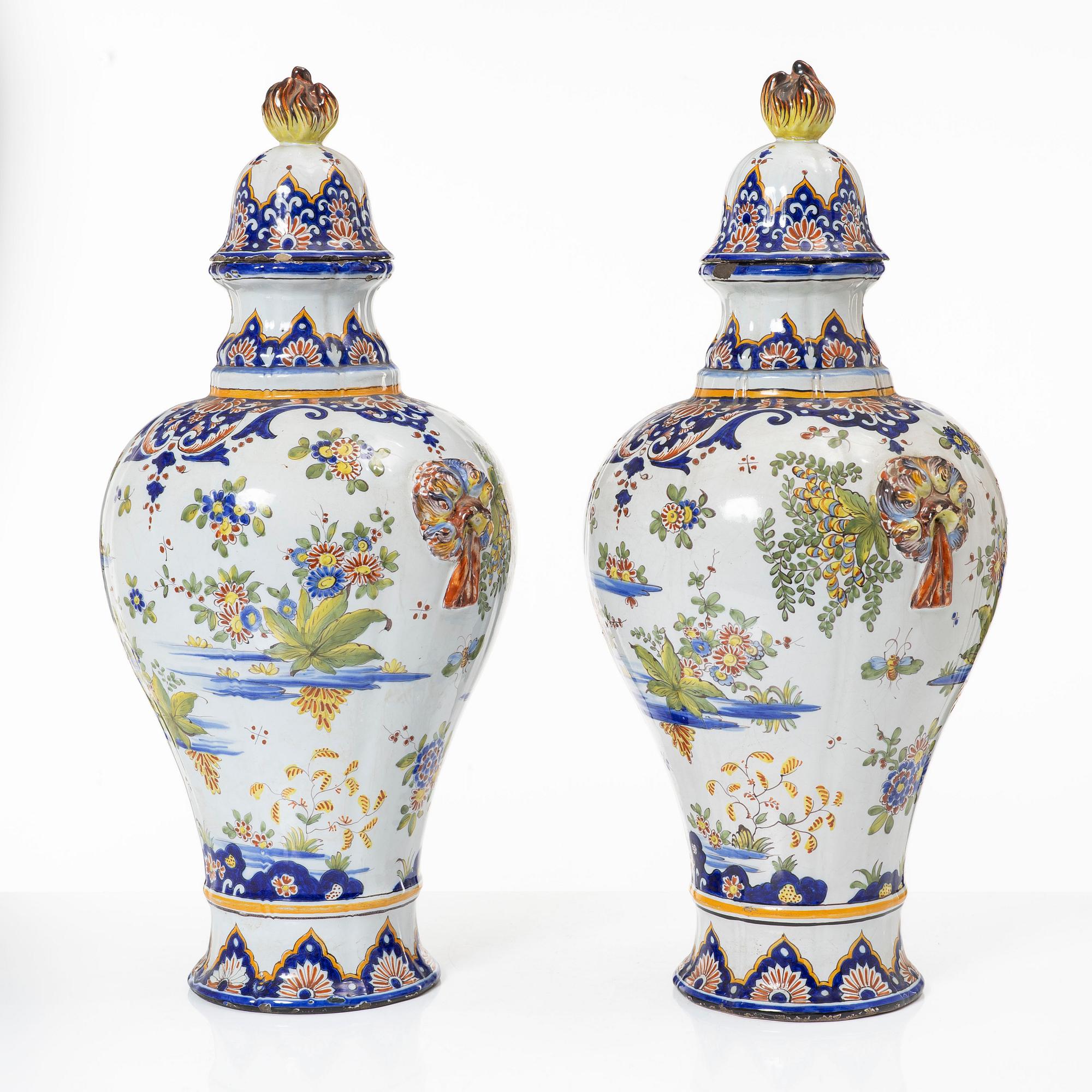 Urnor med lock, fajans, Frankrike, 1800-tal.