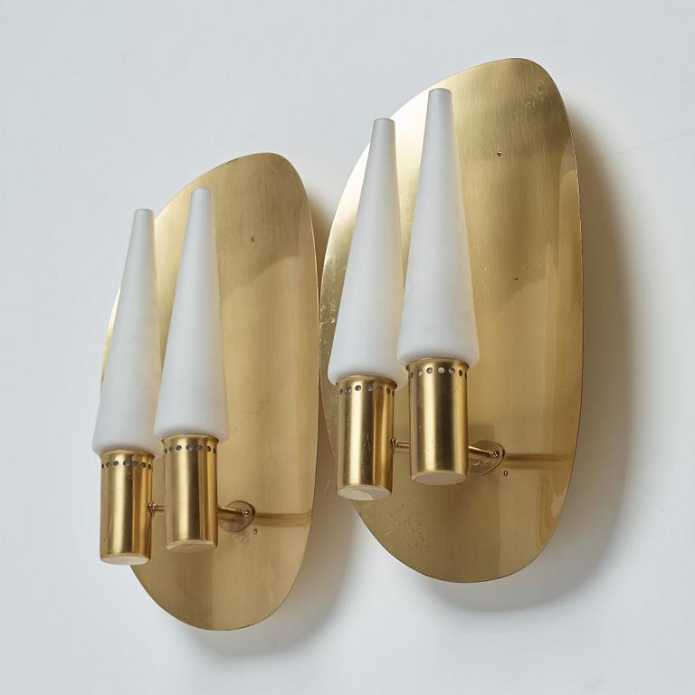 A pair of brass and glass wall sconces by Hans-Agne Jakobsson, Markaryd, second half of the 20th century.