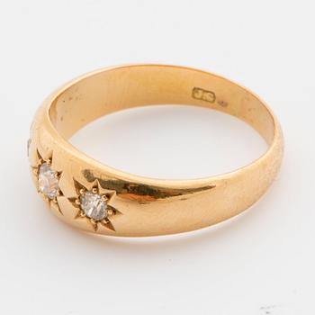 A 18K gold ring with 3 diamonds, tot ca 0,27 ct.