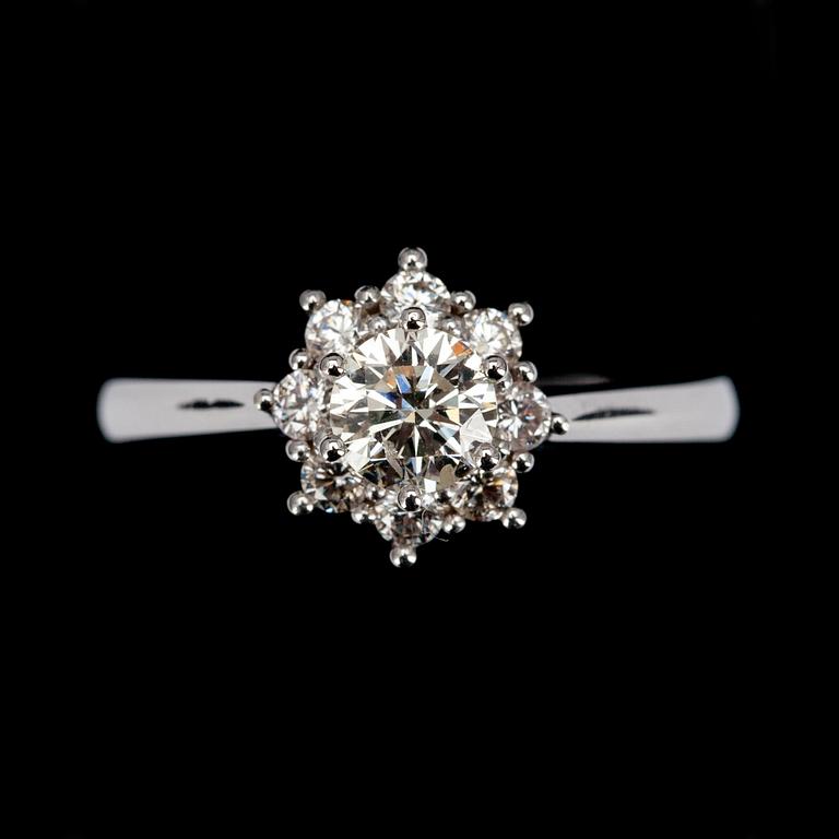 RING, vitguld 18K, briljantslipade diamanter, mittsten 0,46 ct, sidostenar tot. 0,29 ct. Intyg 212.