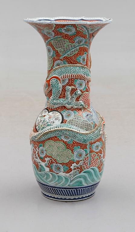 GOLVURNA, porslin, Japan, Meiji.