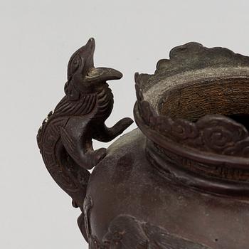 A Japanese bronze censer, Meiji period (1868-1912).