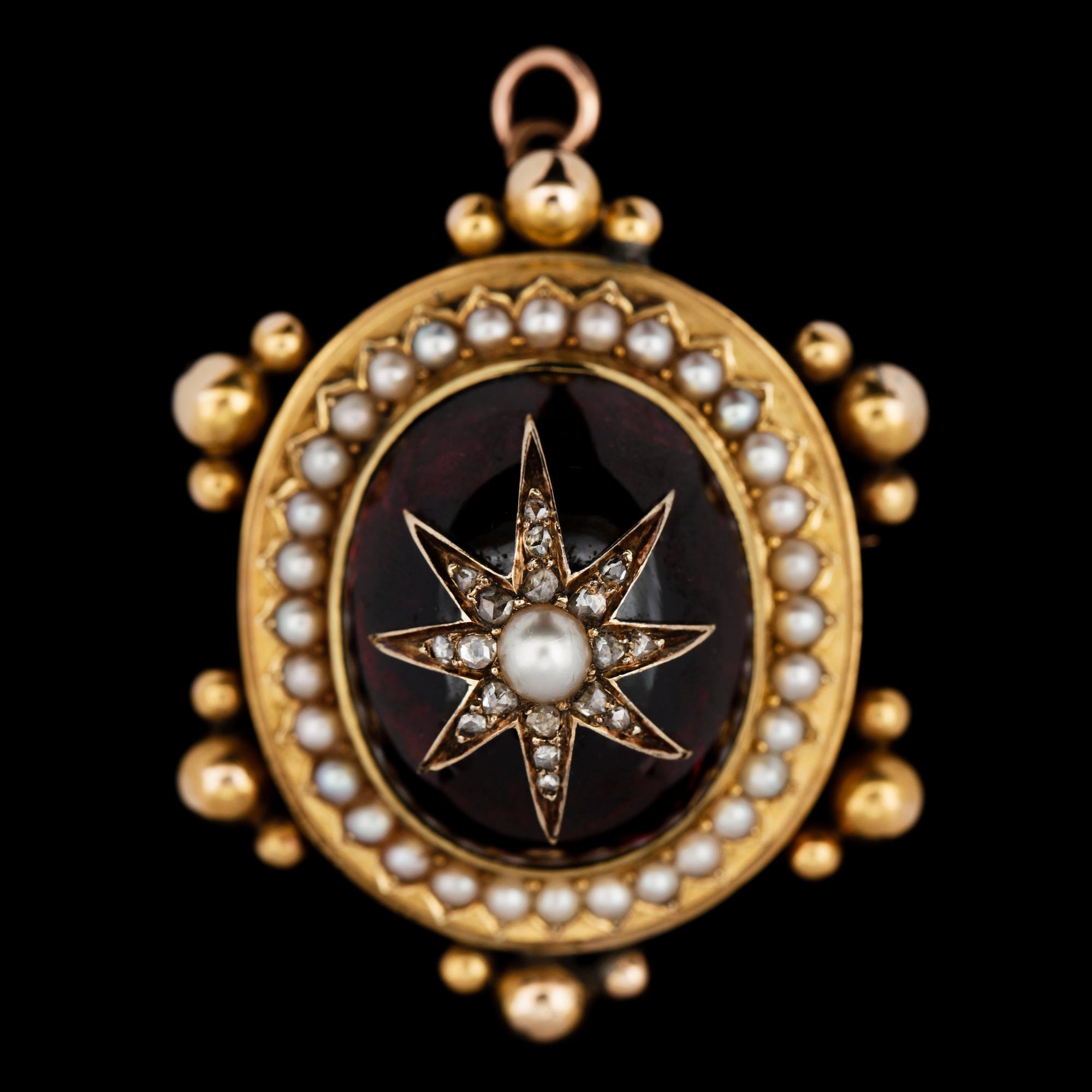 BROSCH, cabochonslipad granat med små pärlor, ca 1900.