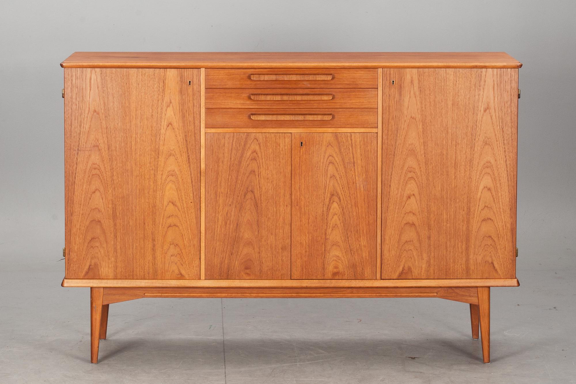 SIDEBOARD, teak. 1900-talets andra hälft.