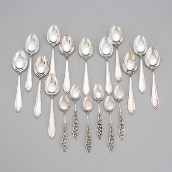 KAFFESKEDAR, 18 st, silver, bl a "Slottsbarock", 1900-tal. Vikt 241 g.