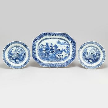 A blue and white export serving dish and a pair of plates, Qing dynasty, Qianlong (1736-95).