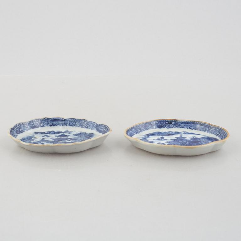 Two Chinese porcelain ladle dishes, a large dish and a small tureen with cover, Qing dynasty, Qianlong (1736-95).